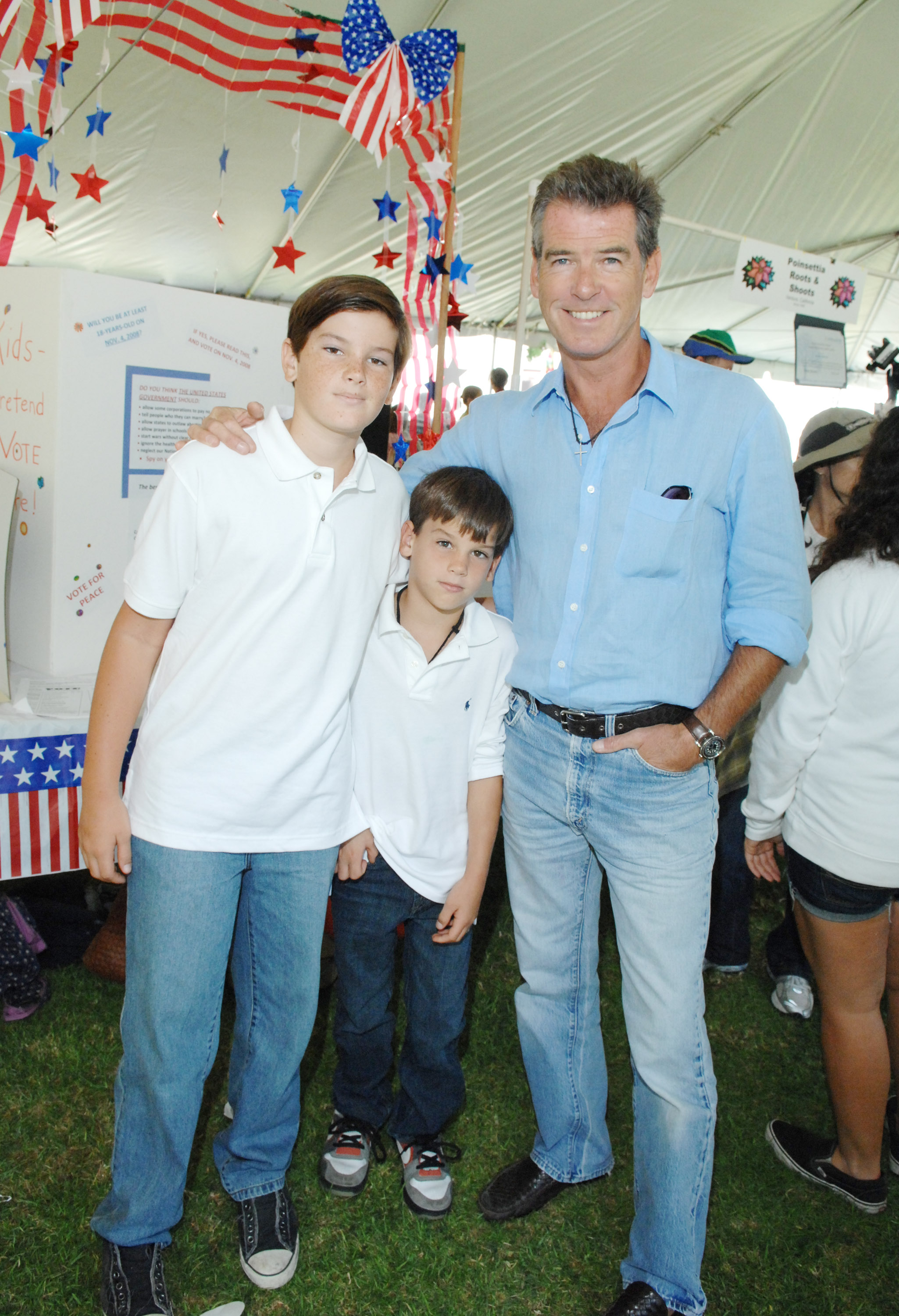 Dylan Brosnan, Paris Brosnan and Pierce Brosnan on September 21, 2008 in Los Angeles, California | Source: Getty Images