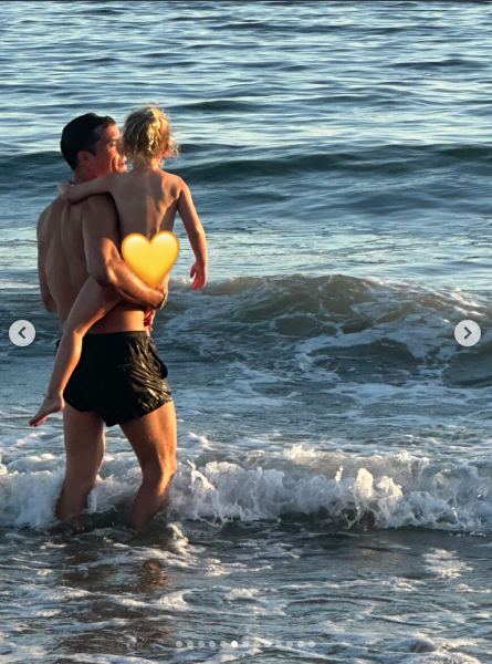 Orlando Bloom pictured with his daughter at the beach, dated August 2025 | Source: Instagram/orlandobloom