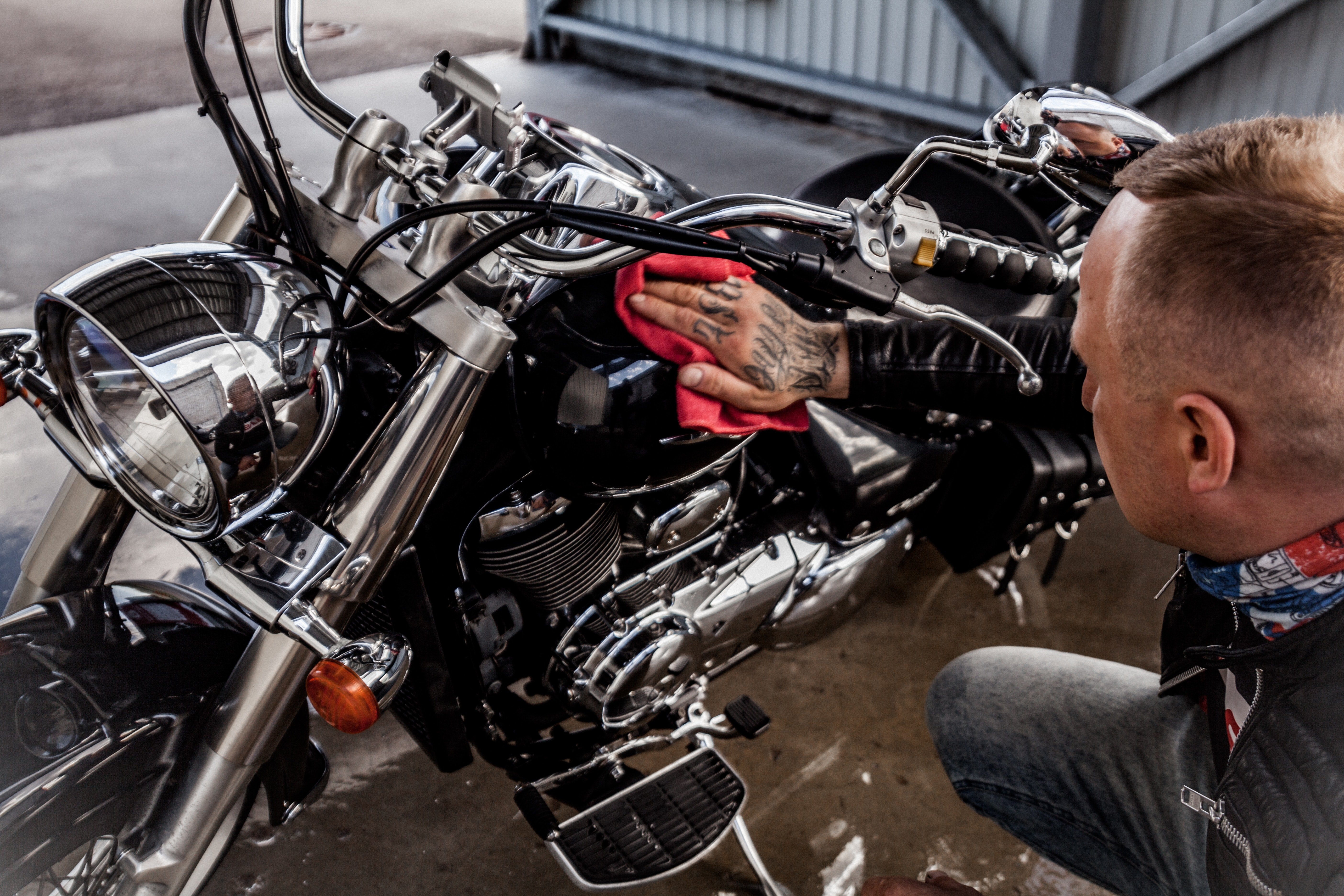 A man cleaning his motorbike. | Pexels/ Ivan Oboleninov