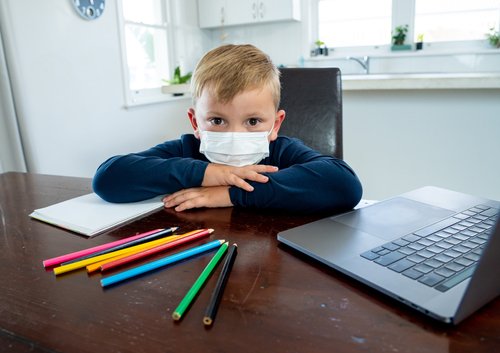 Un petit garçon masqué à l'école | Photo : Getty Images