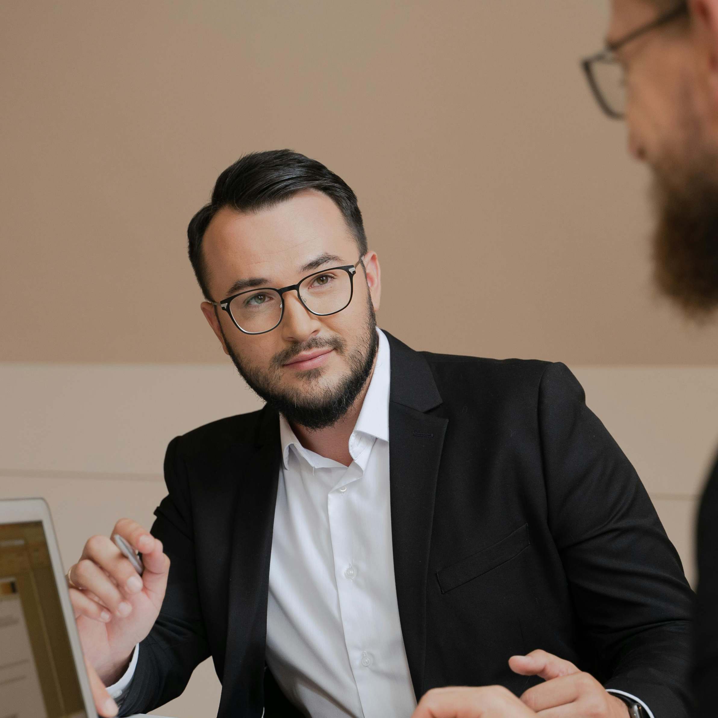 Two men conversing in an office environment | Source: Pexels