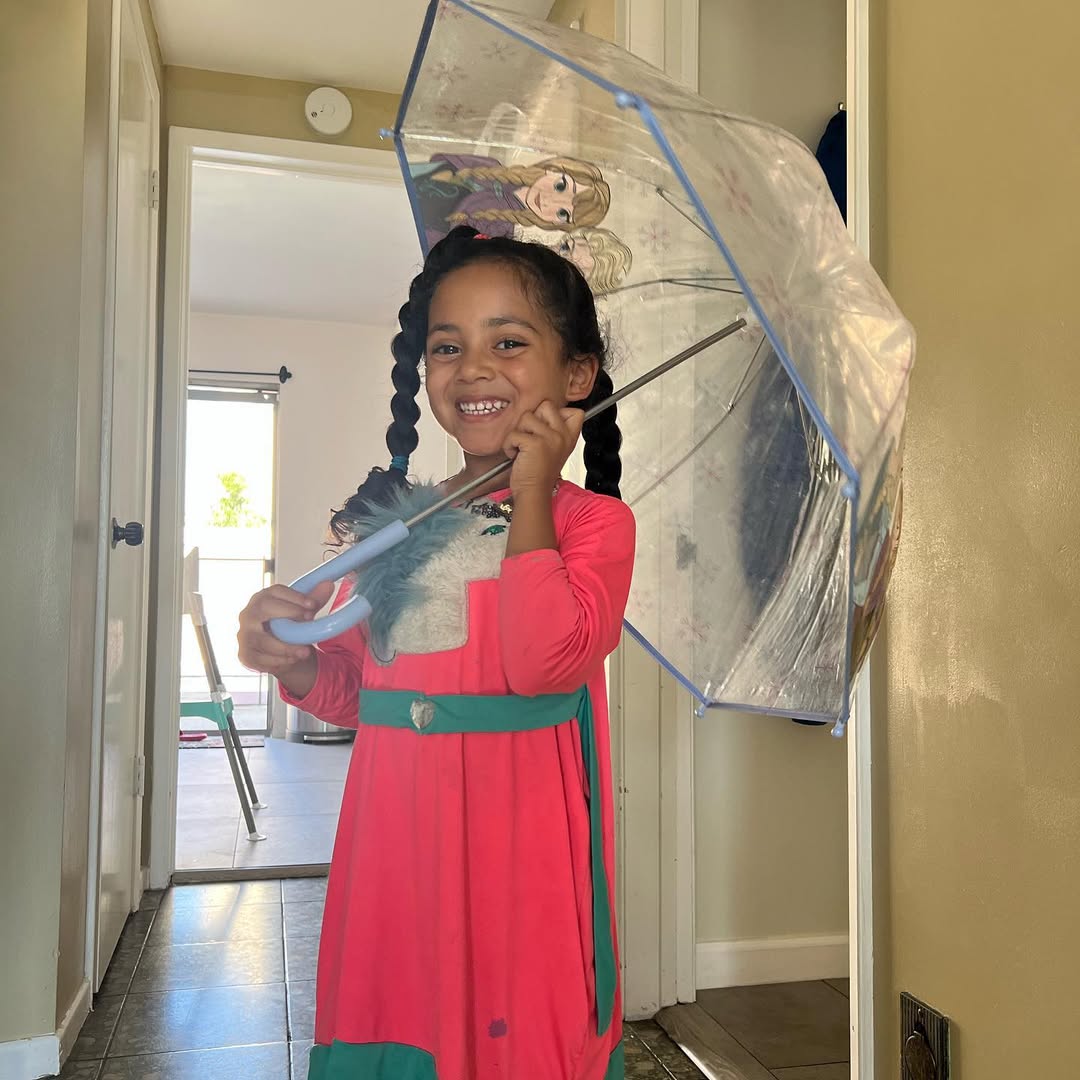 Elleven Broadus pictured holding an umbrella, dated August 2023 | Source: Instagram/sorayaspanish