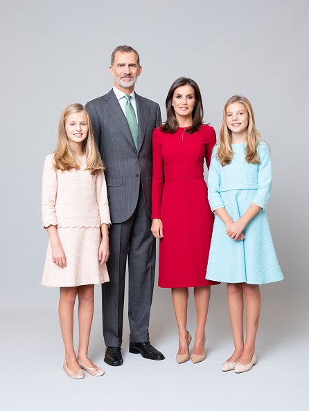 Esta imagen de folleto proporcionada por la Casa Real Española muestra Fotografía de la realeza española y sus altezas reales la princesa de Asturias y la infanta Doña Sofía. | Foto: Getty Images