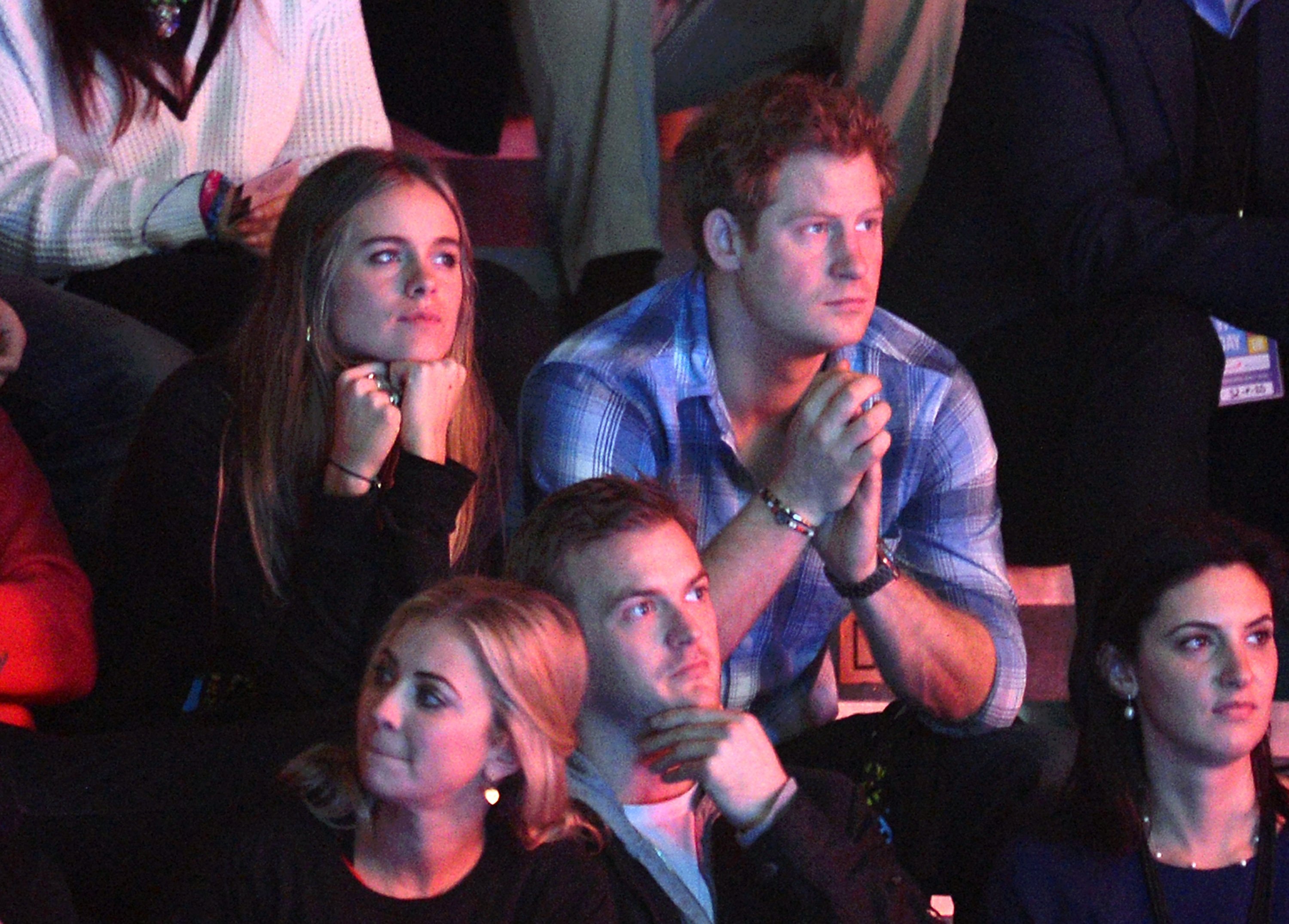 Cressida Bonas y el príncipe Harry en Wembley Arena, el 7 de marzo de 2014. | Foto: Getty Images