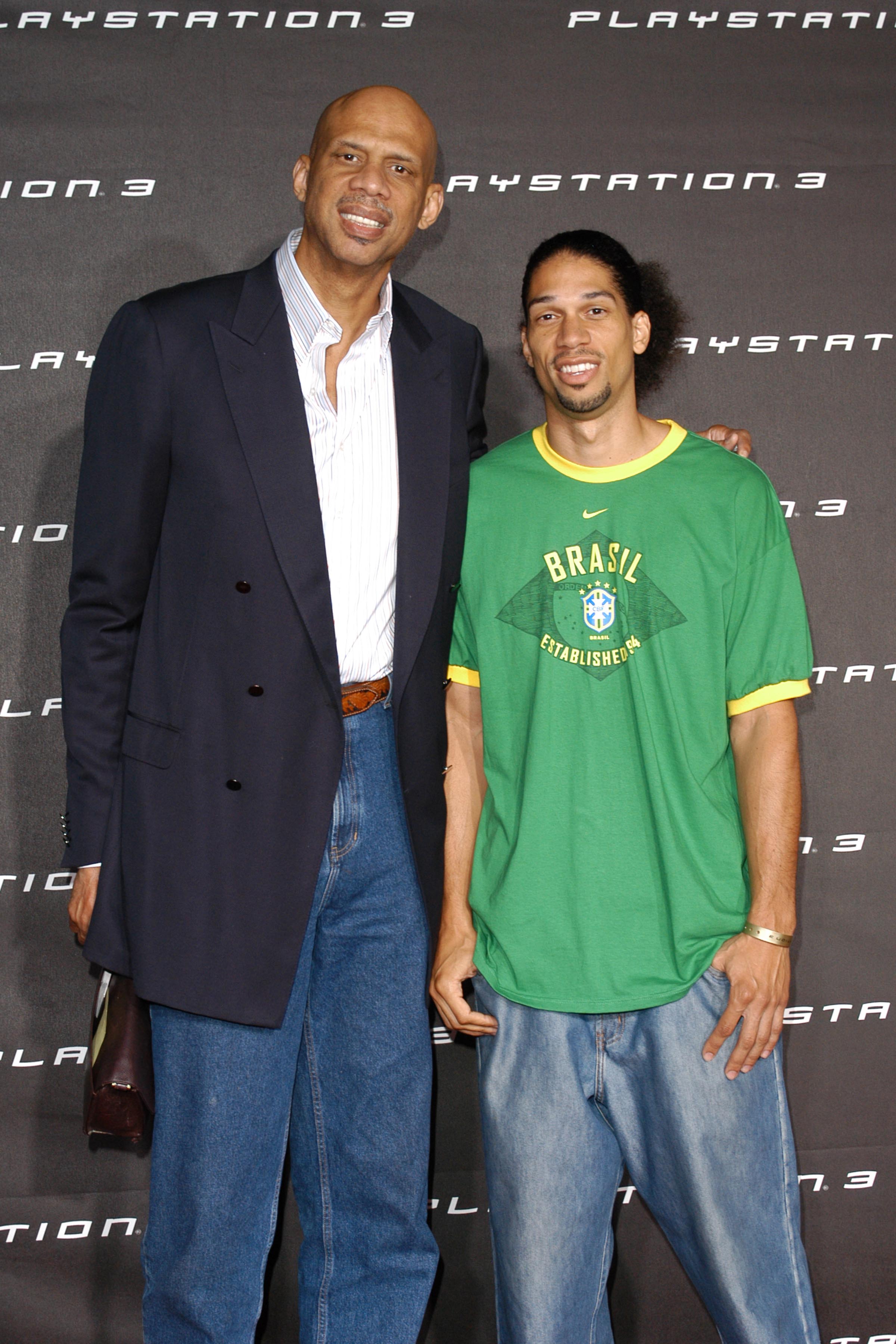 Kareem and Kareem Abdul-Jabbar Jr. at a PlayStation 3 celebration on November 8, 2006, in California. | Source: Getty Images