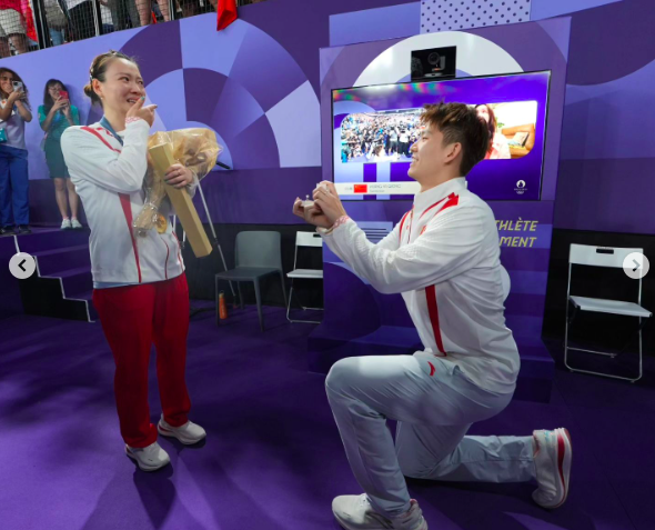 Liu Yuchen proposing to Huang Ya Qiong during the Paris Olympics, posted on August 3, 2024 | Source: Instagram/hyq28