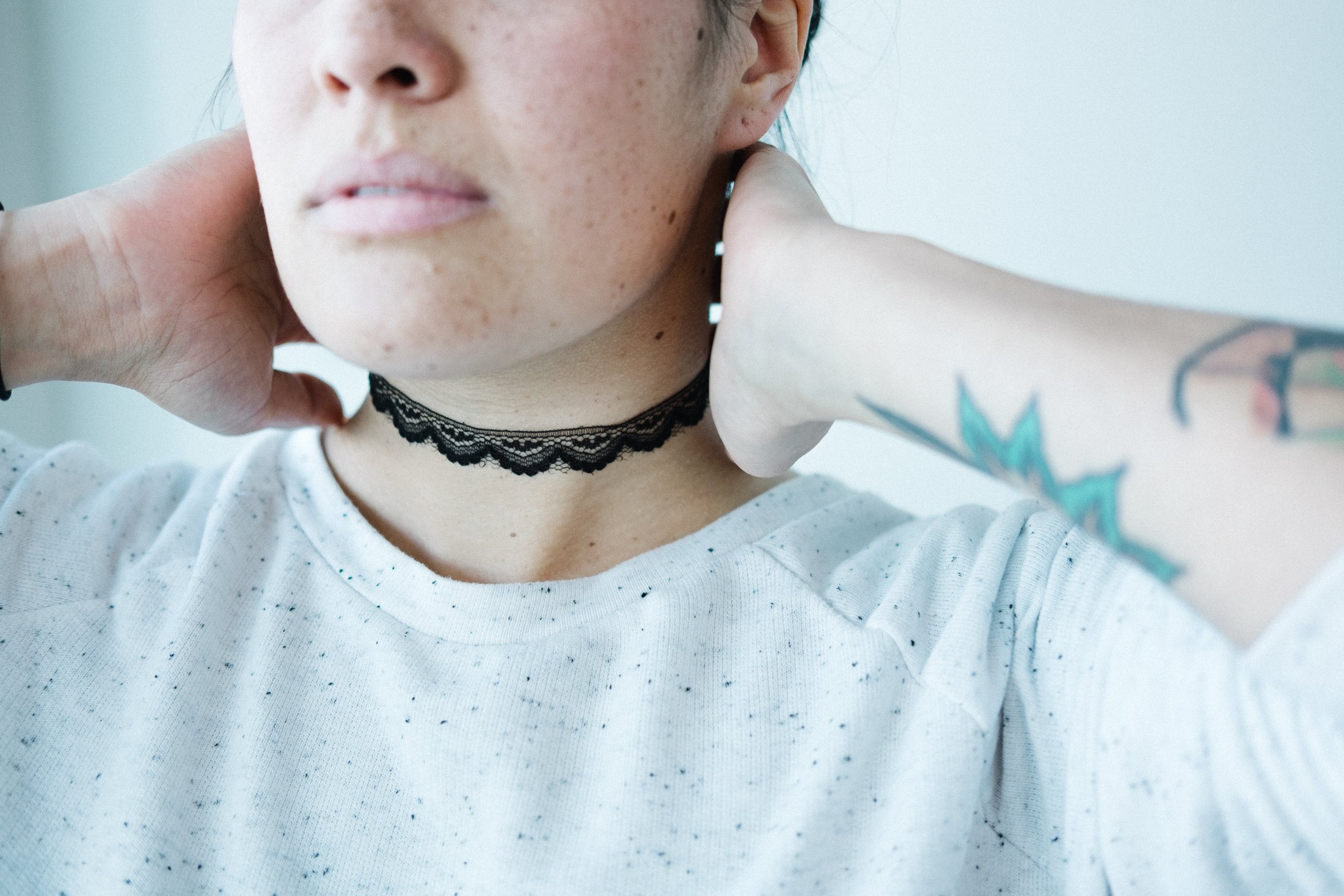 Mujer tatuada con gargantilla. | Foto: Pexels
