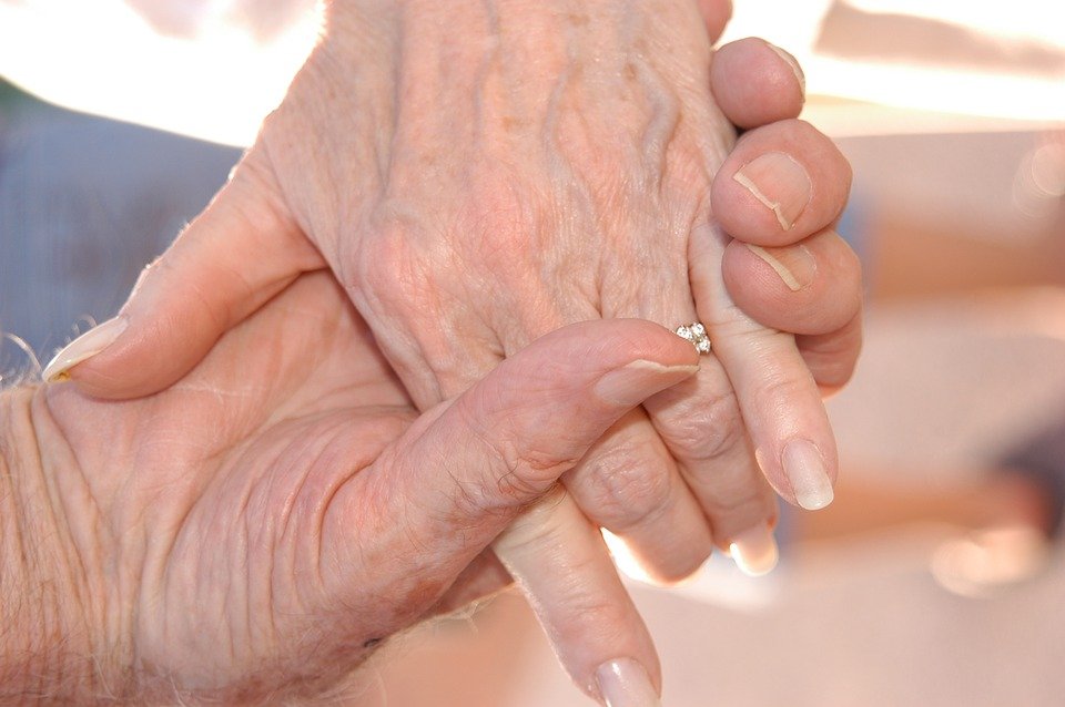 Manos entrelazadas de una pareja de ancianos. | Foto: Pixabay