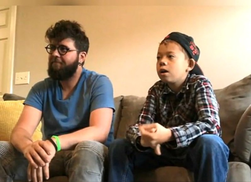 Finn Lanning y Damien comparten en casa. | Fuente: YouTube / ABM News Finn Lanning y Damien comparten en casa. | Fuente: YouTube / ABM News