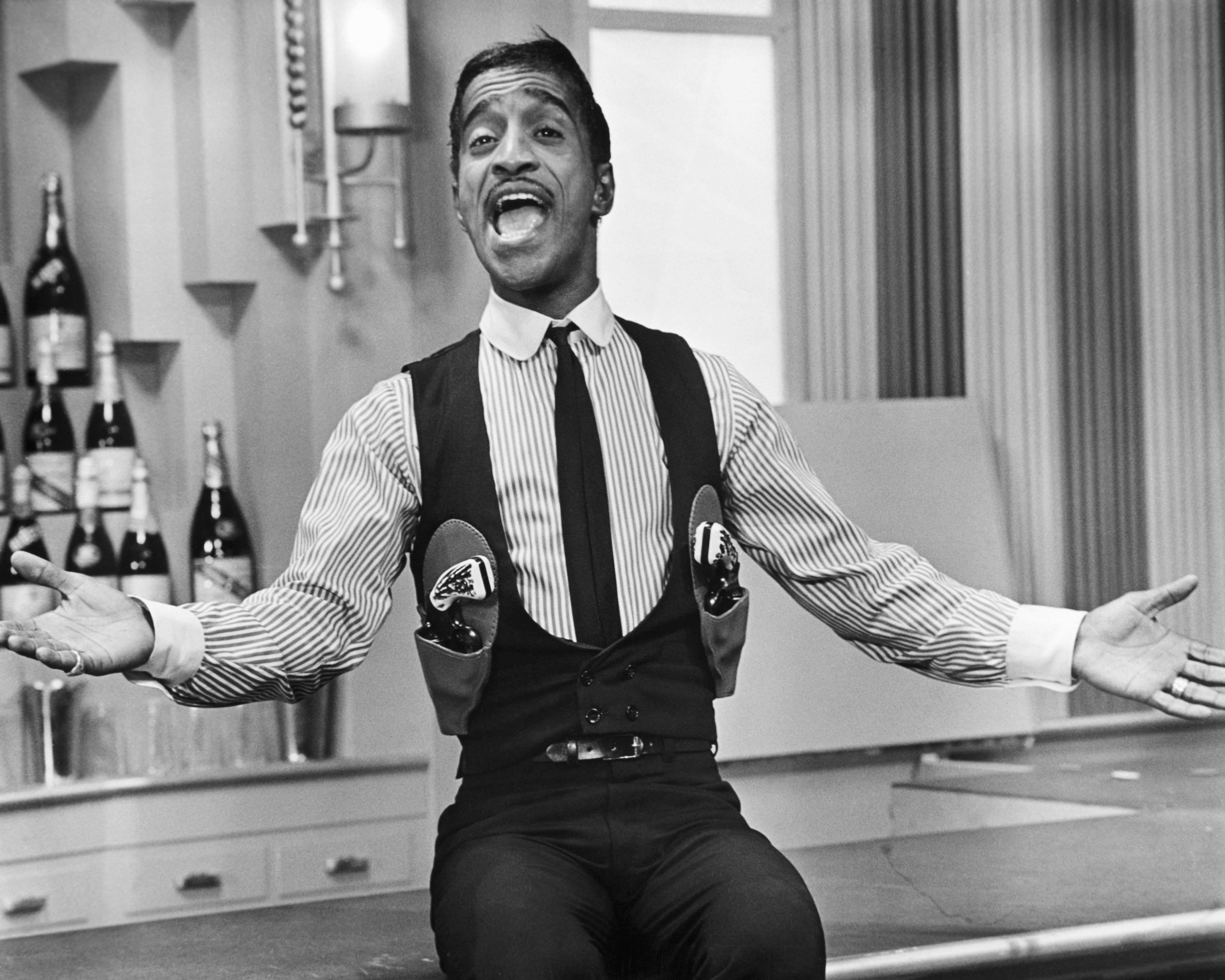 Picture shows legendary performer, Sammy Davis Jr., singing in a gun-slinger's outfit circa 1950s. | Source: Getty Images 