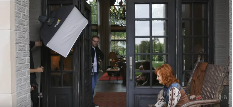 Reba McEntire in her Nashville mansion, from a video dated November 20, 2020 | Source: YouTube/RebaMcEntire
