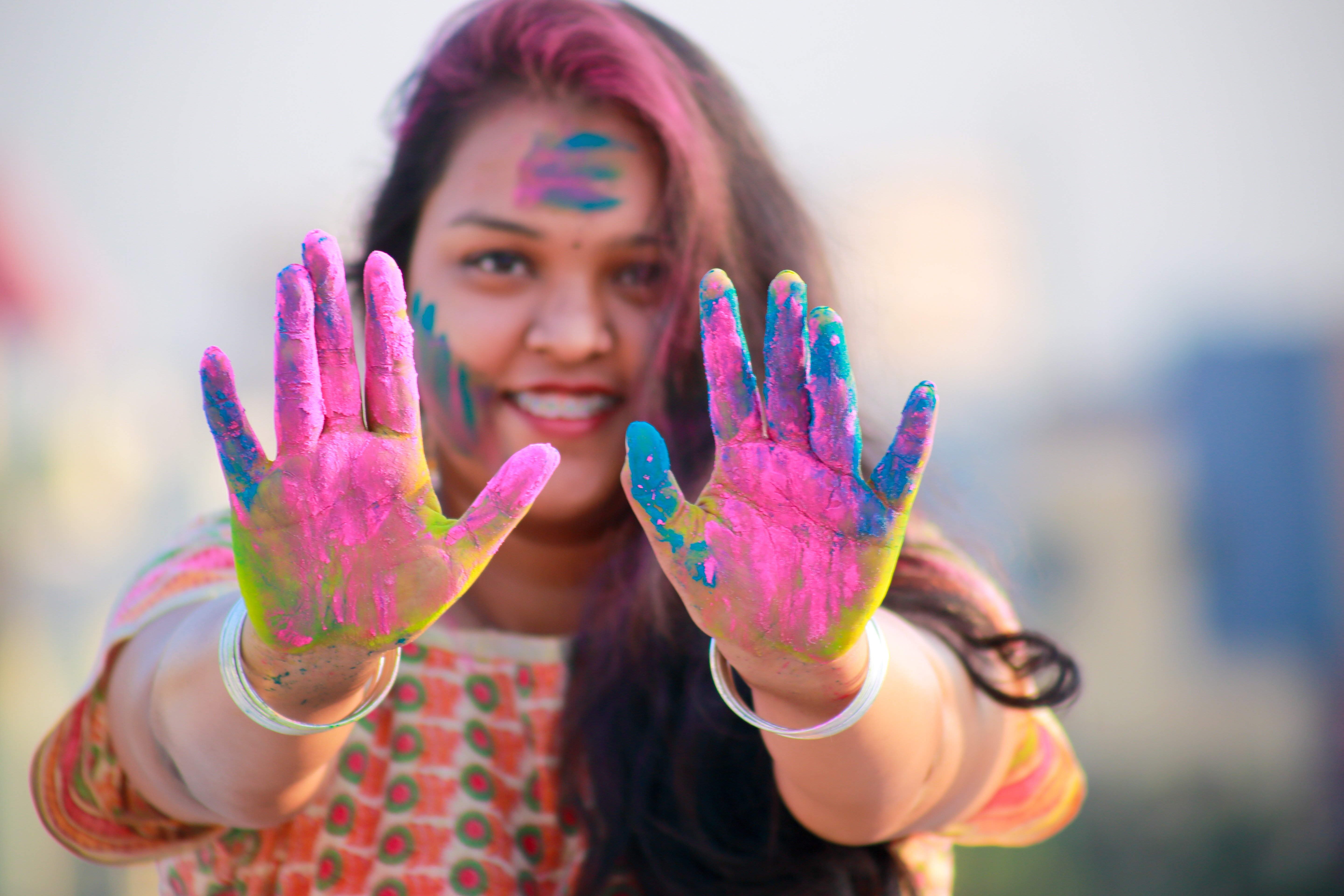 Modelo con tinte de colores en manos y rostro. | Foto: PxHere Modelo con tinte de colores en manos y rostro. | Foto: PxHere