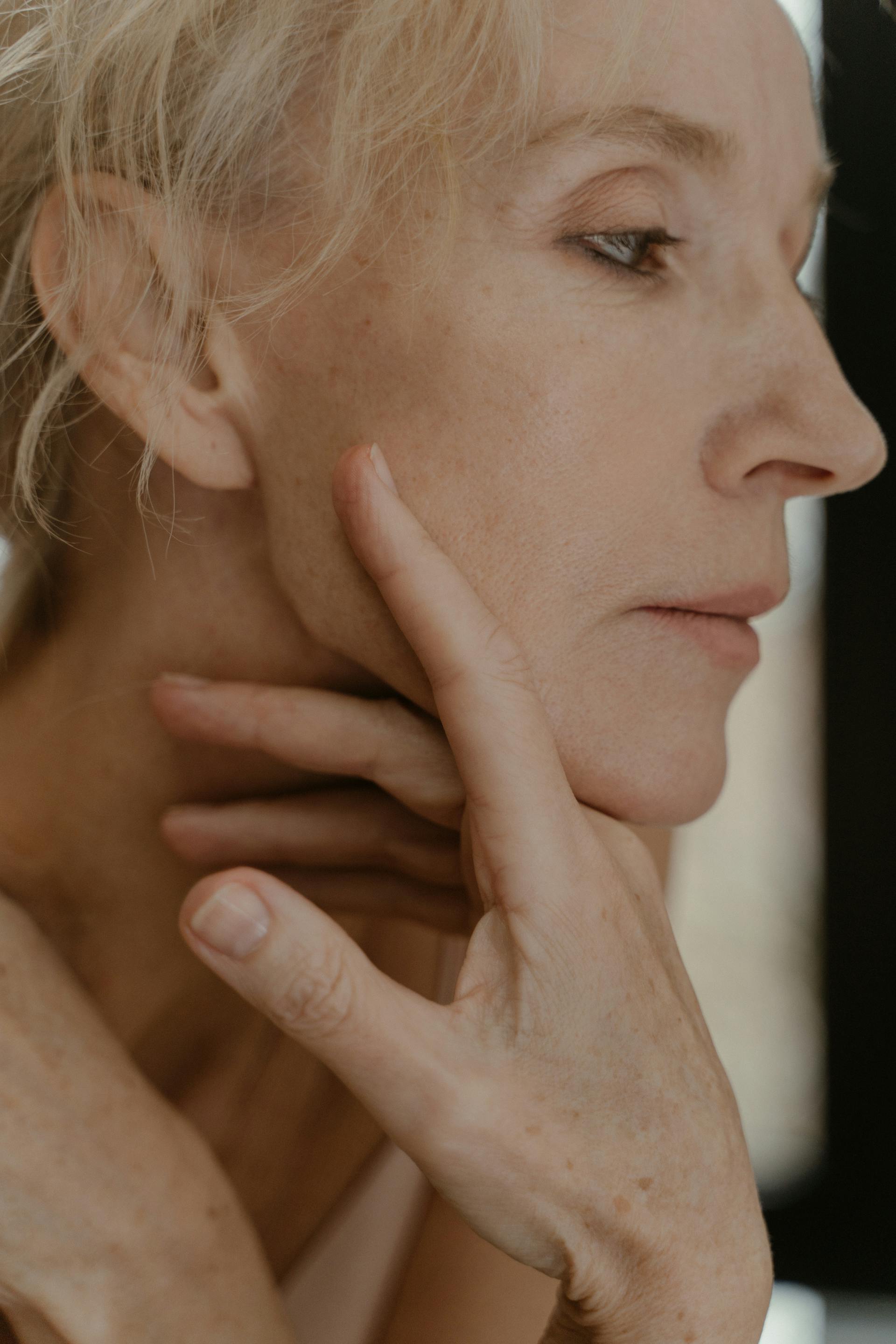 Close-up side view of a casual older woman | Source: Pexels