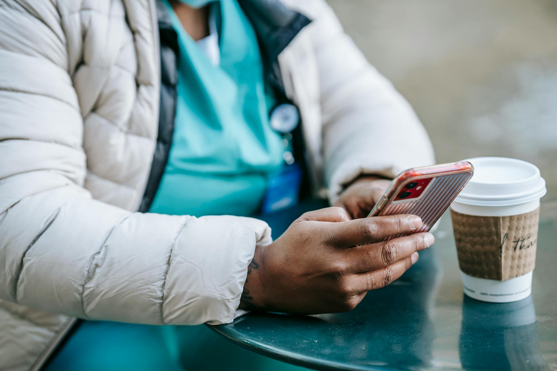 A nurse holding a smartphone | Source: Pexels