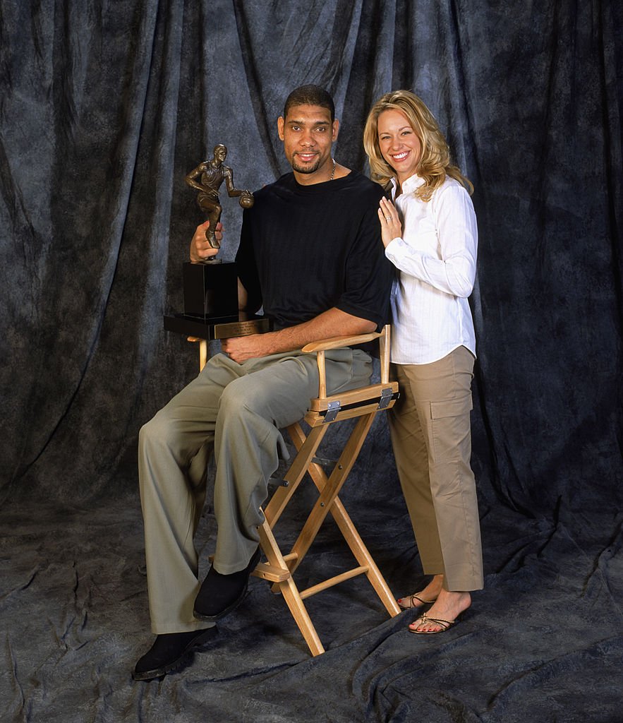 Portrait du MVP Tim Duncan et Amy le 4 mai 2003 | Photo : Getty Images