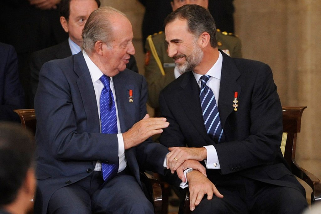 El Rey Felipe VI de España y el Rey Juan Carlos I en el 30 aniversario de España como parte de las Comunidades Europeas en el Palacio Real el 24 de junio de 2015 en Madrid, España. | Imagen: Getty Images