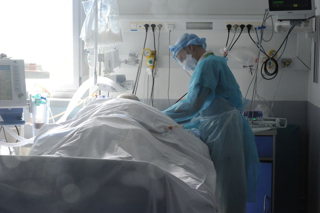 Un patient Covid en soins intensifs.| Photo : Getty Images