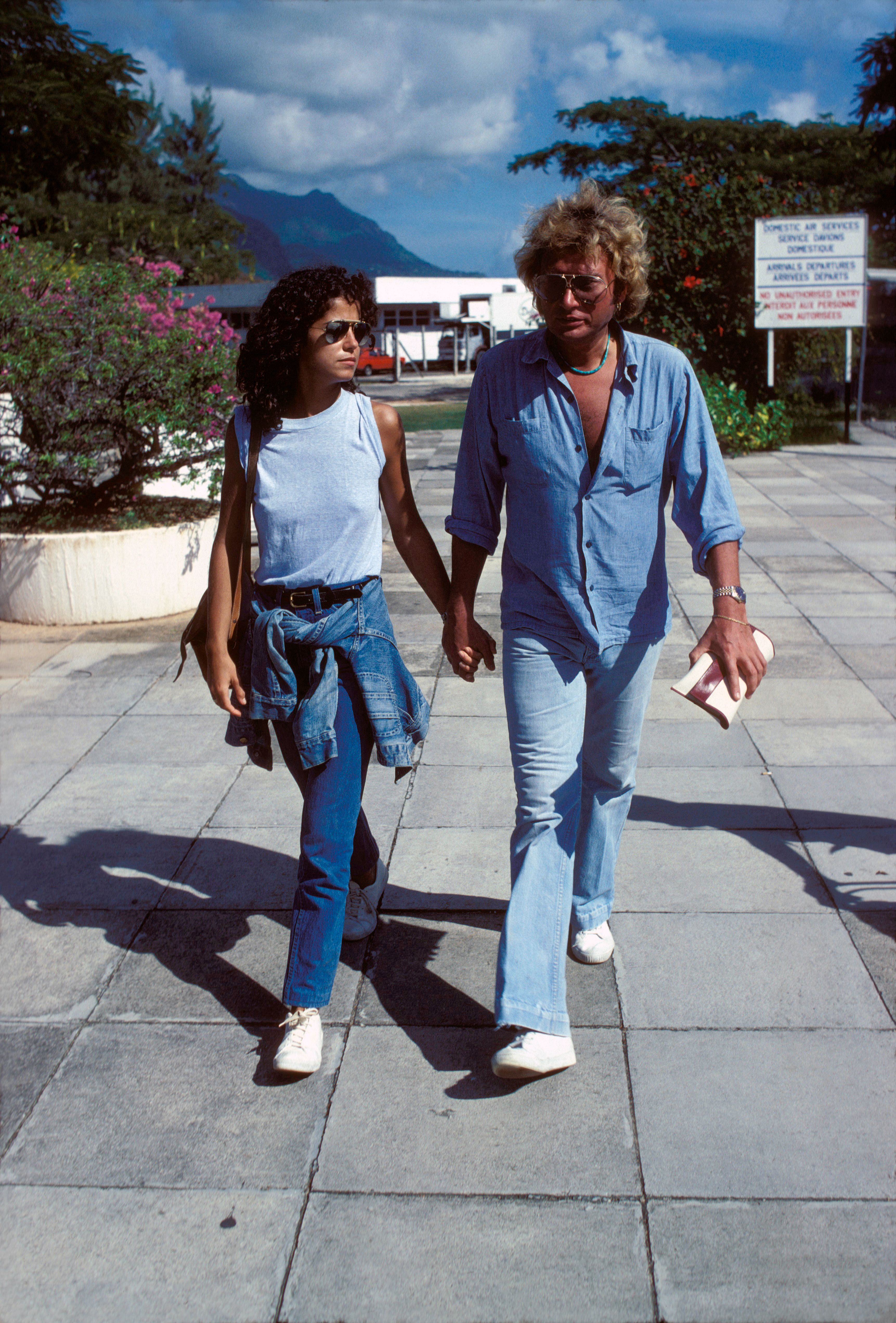 Johnny Hallyday et sa compagne Babeth aux Seychelles en avril 1981. | Photo : Getty Images