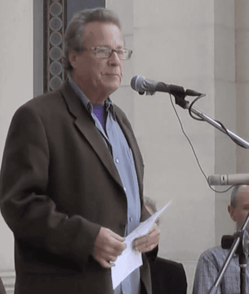 Actor John Heard speaking at Los Angeles City Hall at a 9/11 Truth event, 2010. | Source: Wikimedia Commons
