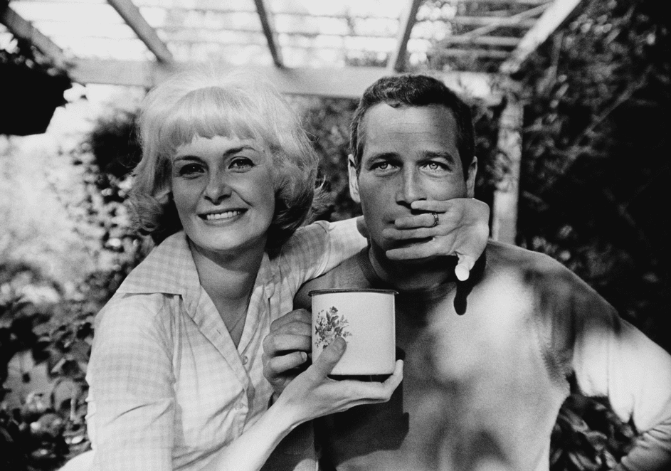 Paul Newman aund Joanne Woodward posen spielerisch, circa 1963. | Quelle: Getty Images
