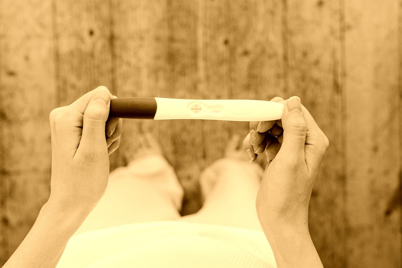 Una mujer con una prueba de embarazo en sus manos. | Foto: Pexels
