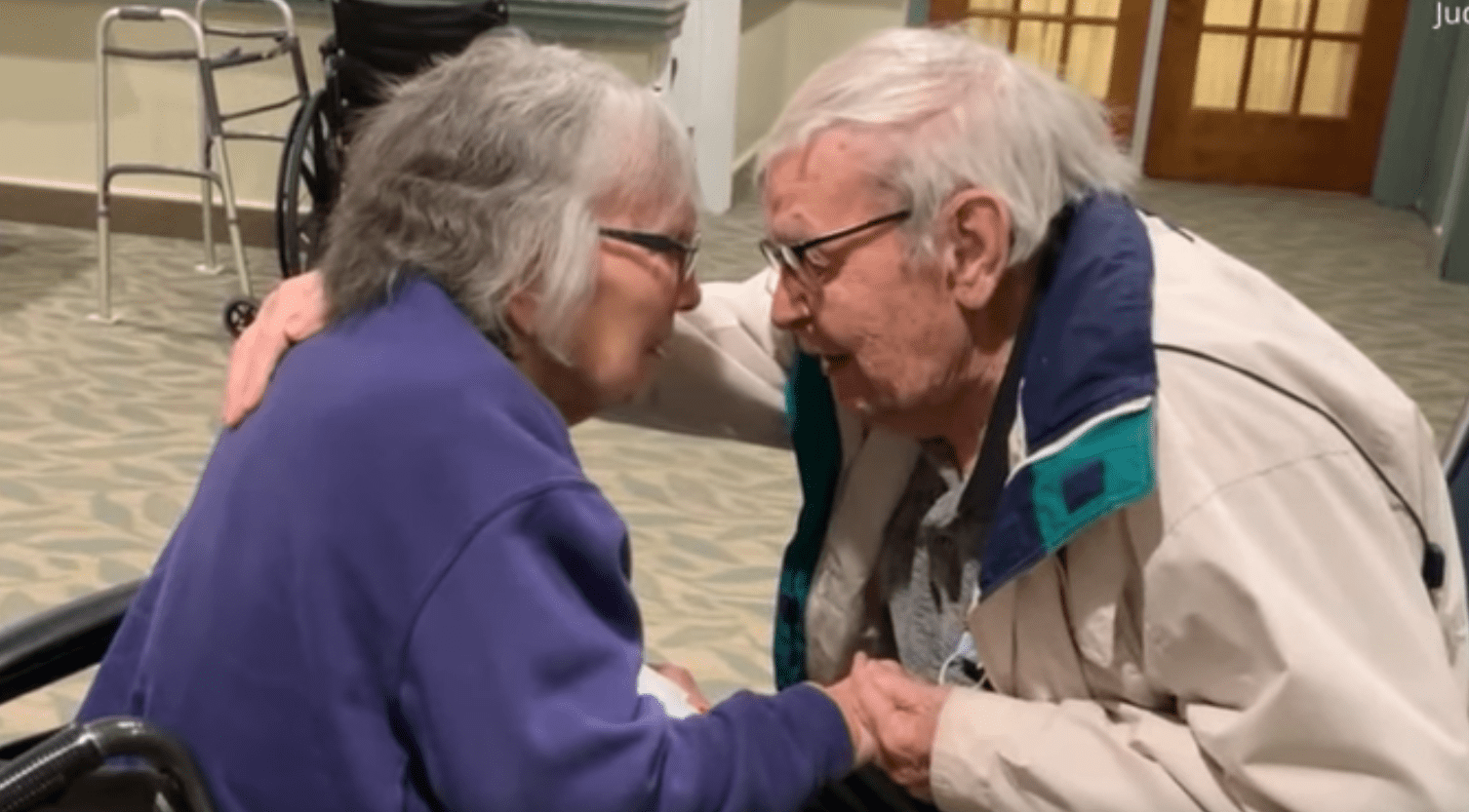 Jean and Walter Willard getting emotional after reuniting with each other. | Source: Youtube.com/CBS News