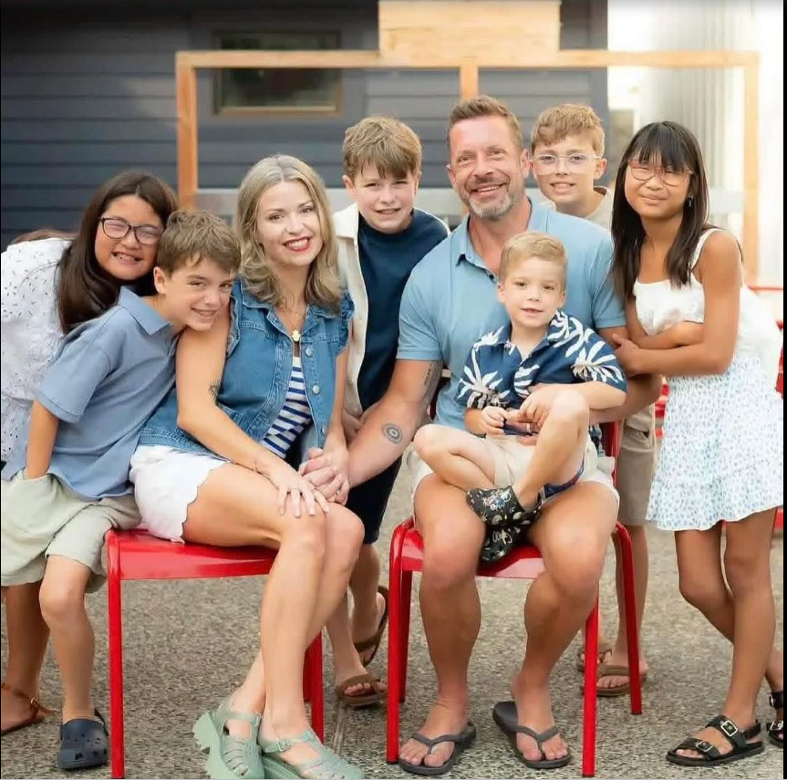Amanda "Mandy" Karolkiewicz and Kristopher Karolkiewicz pose with their six children in a family photo shared before the deaths of all eight family members. | Source: Facebook/The Robbie Harvey