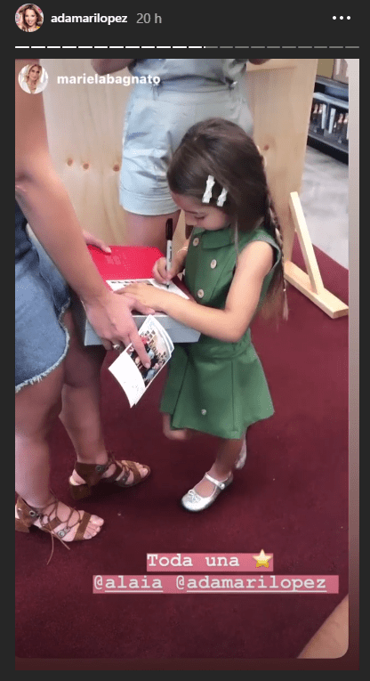 Alaïa firmando autógrafos. | Foto: Captura de pantalla de Instagram/adamarilopez Alaïa firmando autógrafos. | Foto: Captura de pantalla de Instagram/adamarilopez
