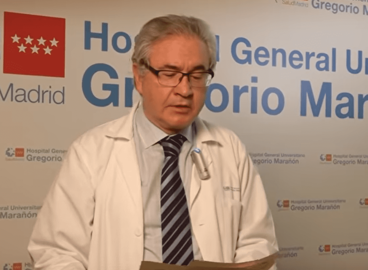 Un profesional de la salud del Gregorio Marañón lee la carta. | Foto: YouTube/SaludMadrid