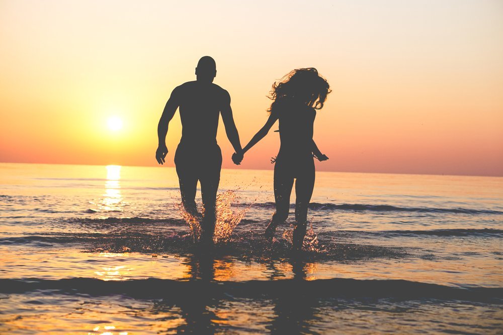 A couple holding hands.| Photo: Shutterstock.