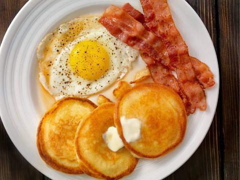 Petit déjeuner: pancakes, bacon et œufs | Photo: Getty Images Petit déjeuner: pancakes, bacon et œufs | Photo: Getty Images