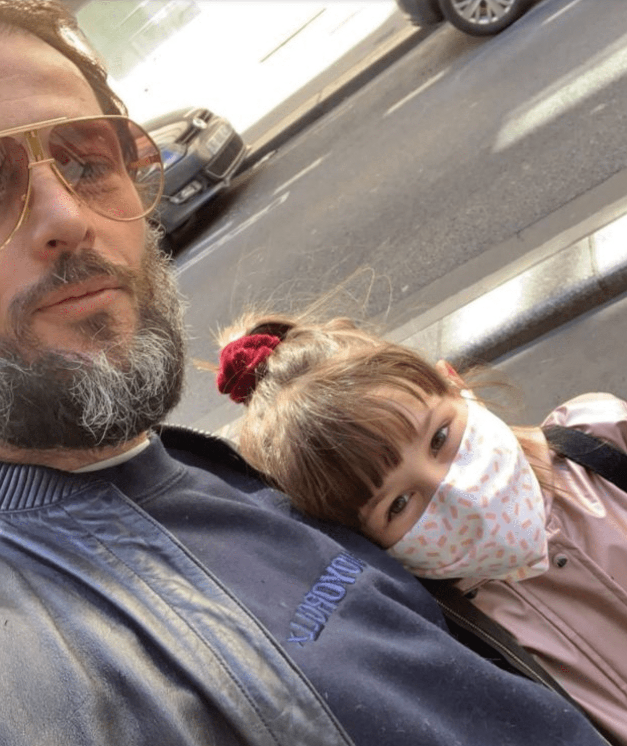 Nicolas Duvauchelle marche dans Paris avec sa fille le 14 mars 2020. | photo : Getty Images