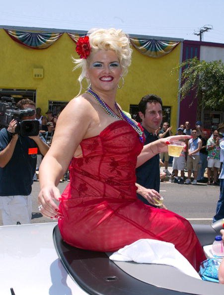 Anna Nicole Smith at the Santa Monica Blvd. in West Hollywood, California.| Photo: Getty Images.
