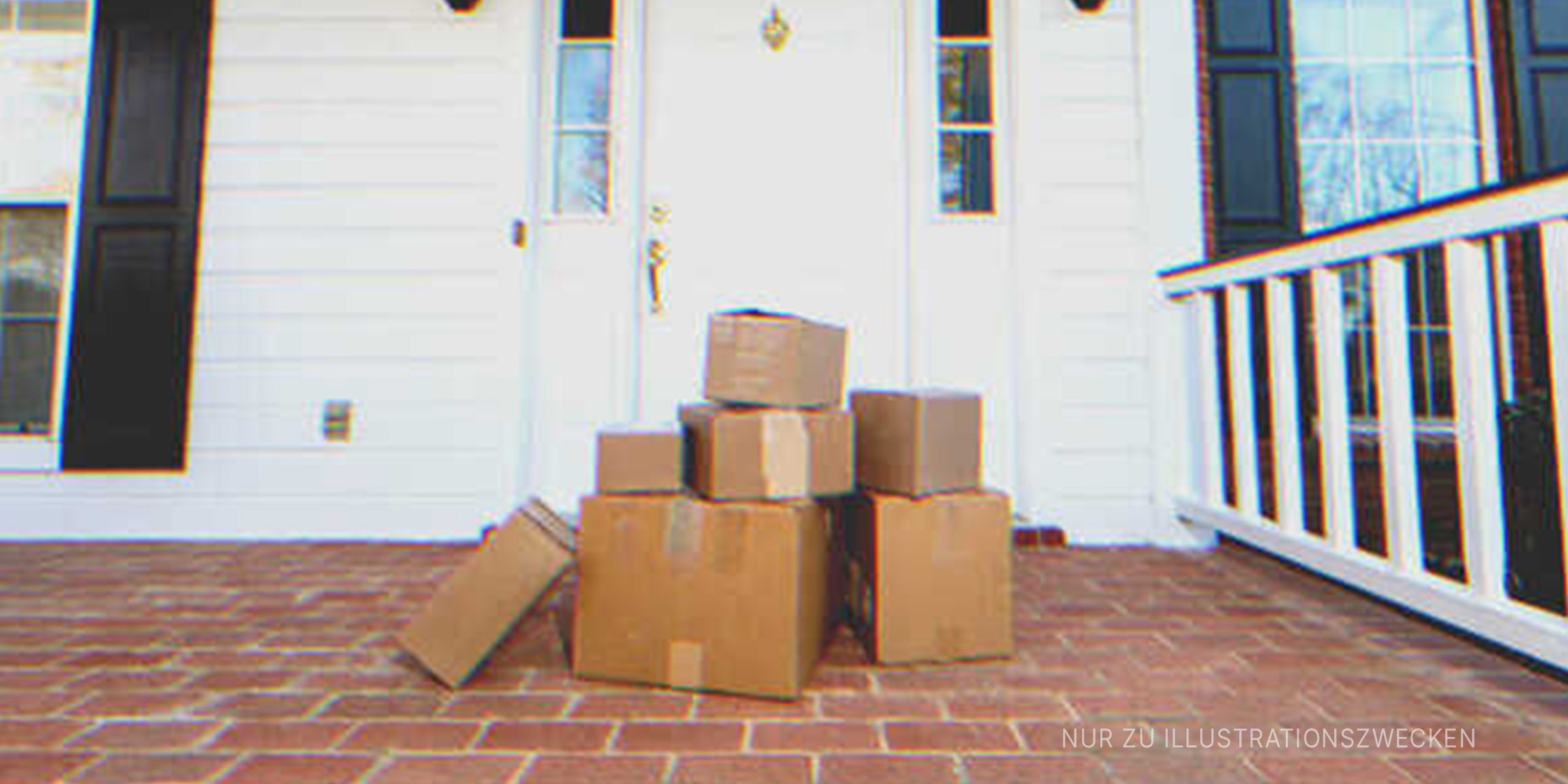 Ein Stapel Kartons vor der Haustür | Quelle: Shutterstock
