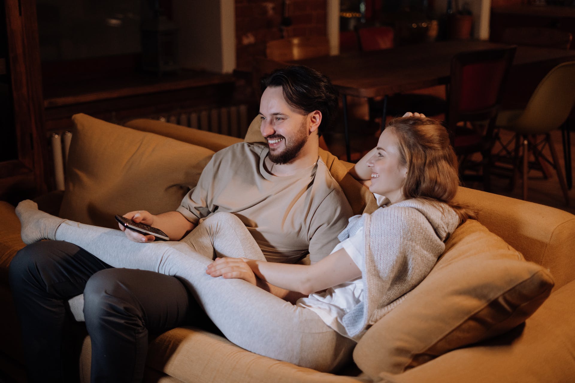 A couple sitting on a couch| Source: Pexels