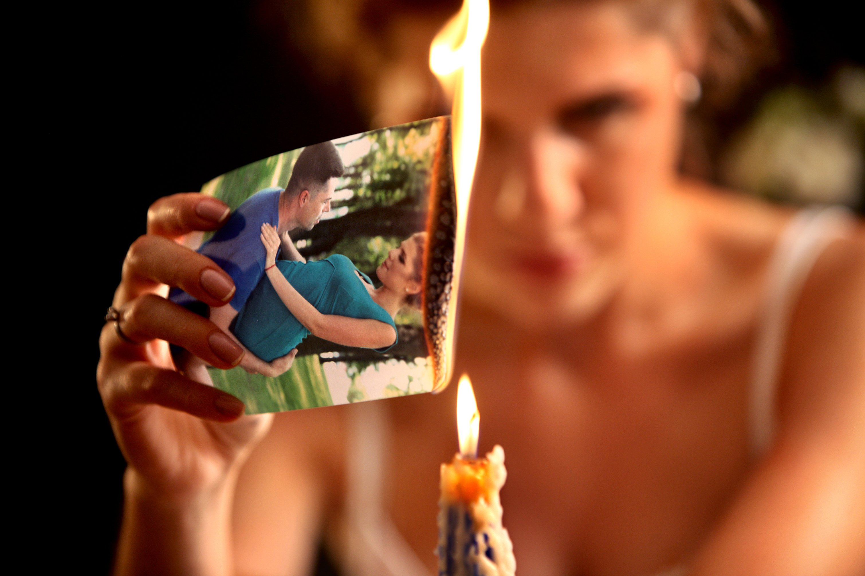 Mujer con mirada vengativa quemando una foto de su ex pareja. | Foto: Shutterstock