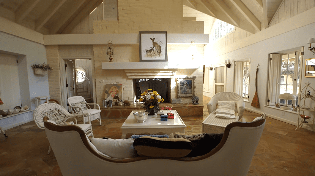 Inside Doris Day's California Mansion |  Photo: Youtube / Darren Julien