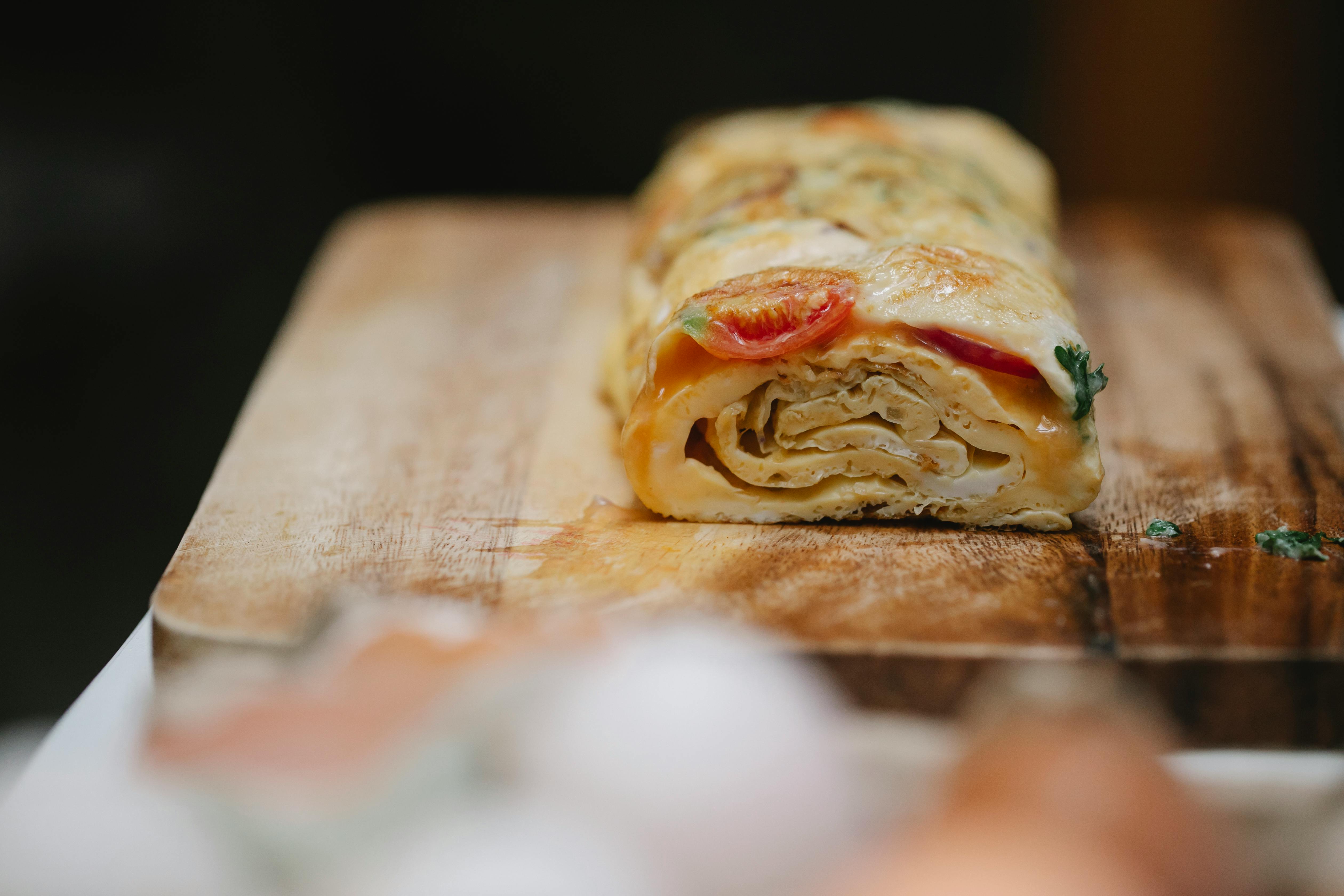 Egg roll place on a chopping board. | Source: Pexels