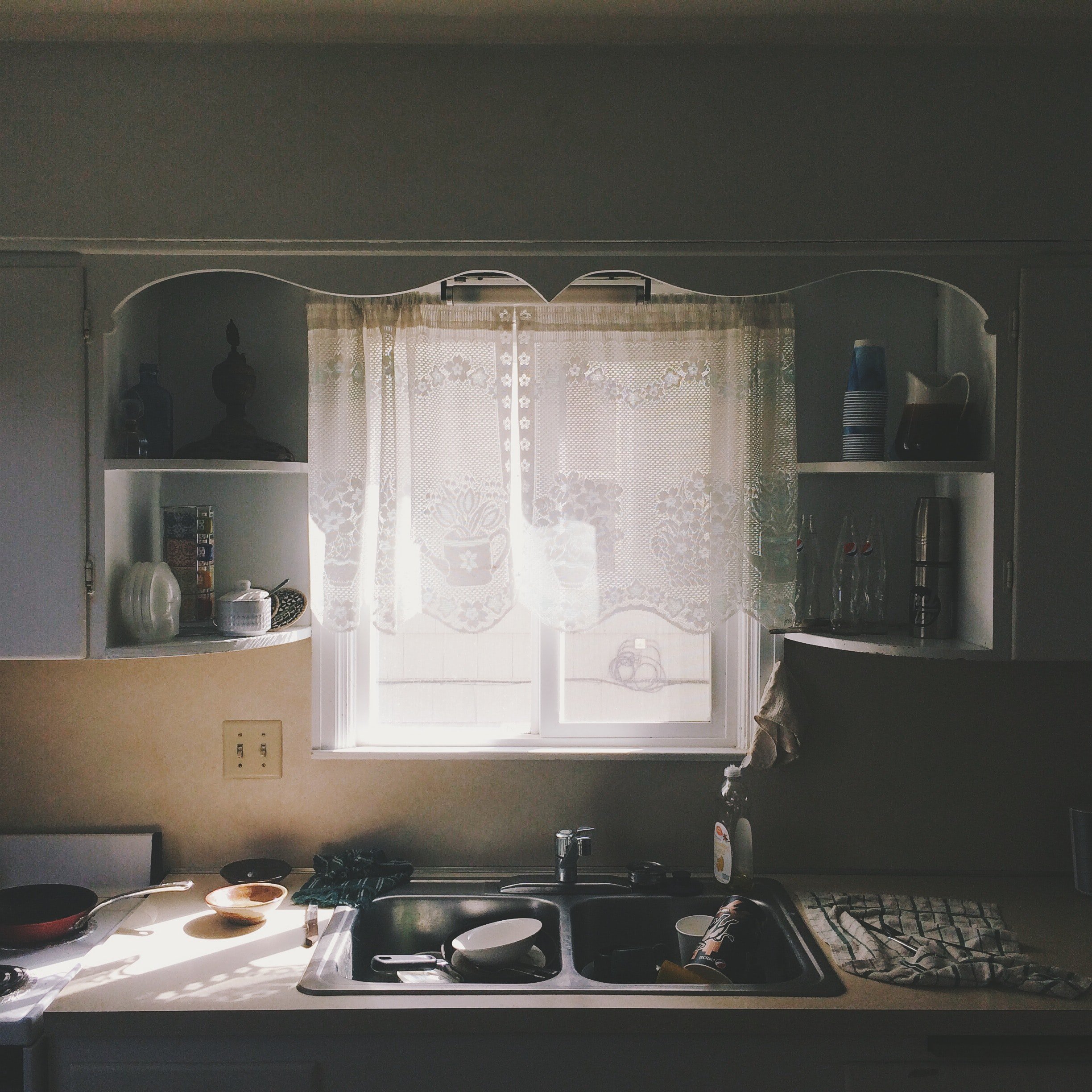 Dolores saw two men outside her house through the kitchen window | Photo: Unsplash