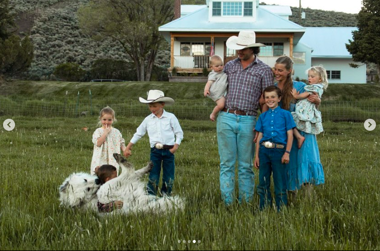 Daniel and Hannah Neeleman with some of their kids, posted on June 14, 2021 | Source: Instagram/ballerinafarm