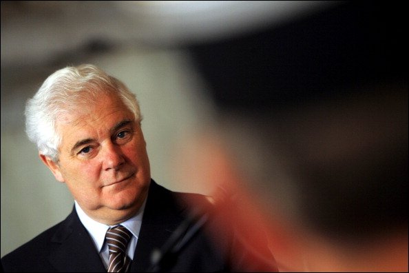 Déplacement de Pascal Clément, avocat, ministre de la Justice dans une unité pédagogique en plein air à Roubaix, France, le 23 juin 2006. | Photo : Getty Images Déplacement de Pascal Clément, avocat, ministre de la Justice dans une unité pédagogique en plein air à Roubaix, France, le 23 juin 2006. | Photo : Getty Images