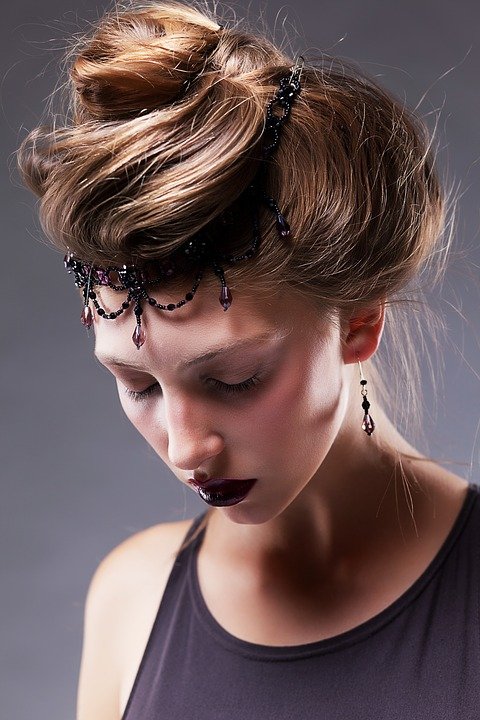 Mujer luciendo un elaborado peinado. │Foto: Pixabay