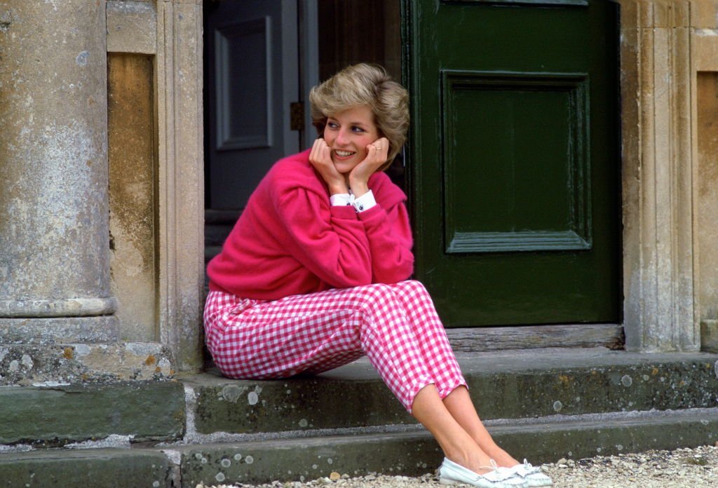 Diana, princesa de Gales sentada en las escaleras fuera de su casa de campo, Highgrove. | Foto: Getty Images