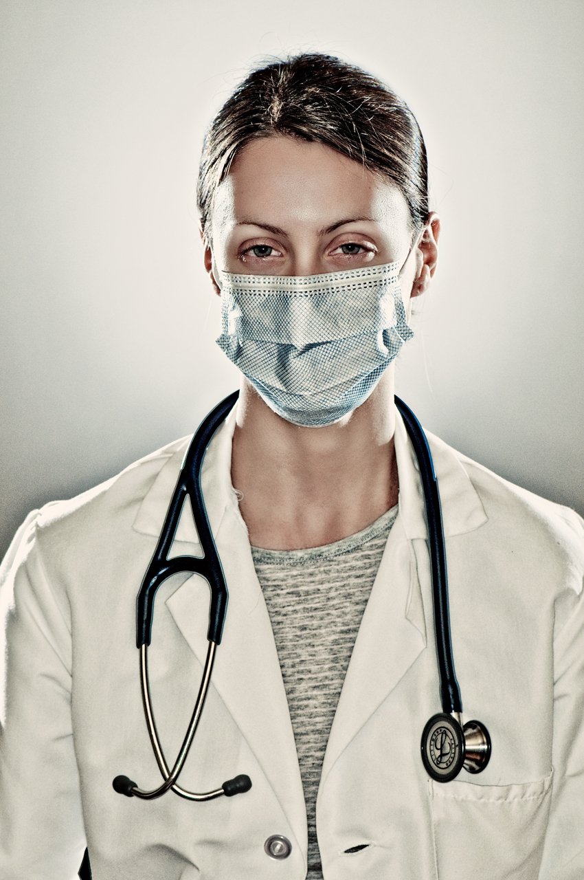 Enfermera con la boca tapada y un estetoscopio. | Imagen: Flickr