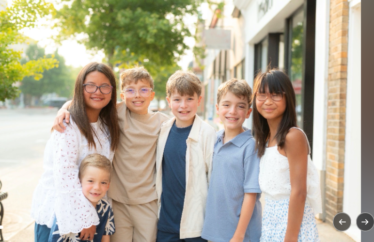 Amanda "Mandy" Karolkiewicz and Kristopher Karolkiewicz's six children smile together for a portrait shared before the family's deaths. | Source: Gofundme