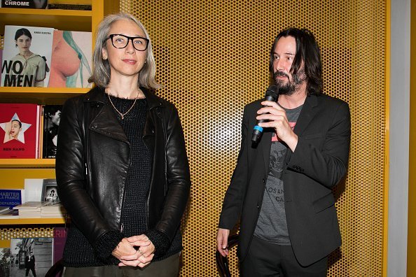 Alexandra Grant et le comédien Keanu Reeves assistent au lancement des livres "X Artists" au Palais De Tokyo le 10 novembre 2017 à Paris, France | Photo : Getty Images