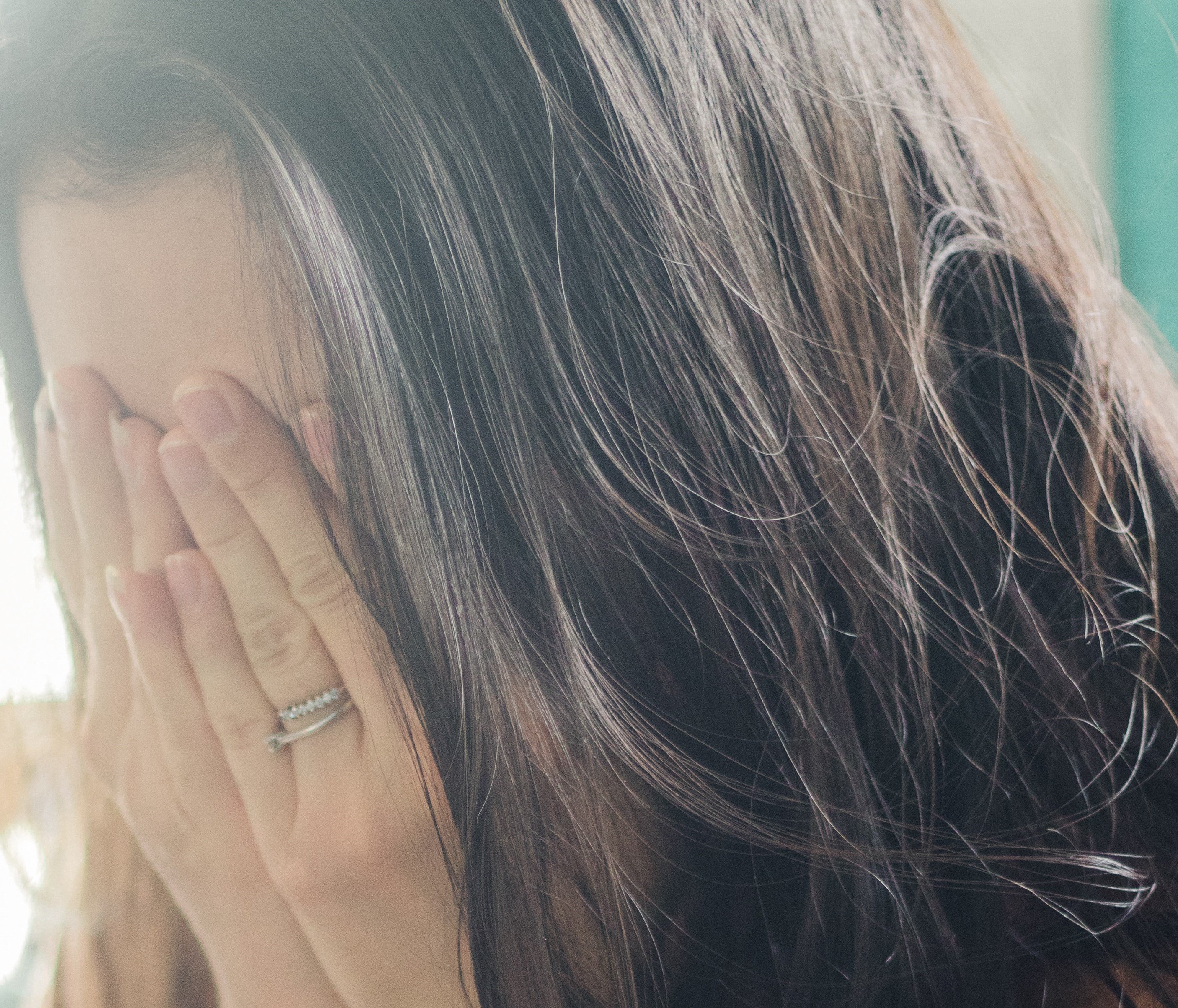 Joven mujer llora desconsolada. | Foto: Unsplash