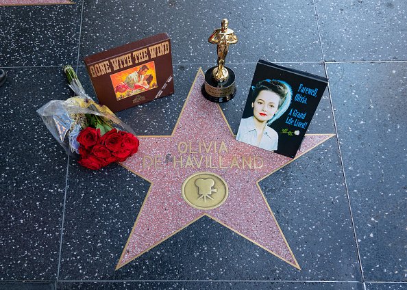 Hollywood rend hommage à Olivia de Havilland sur le Walk of Fame après l'annonce de la mort de la légende.|Photo : Getty Images.