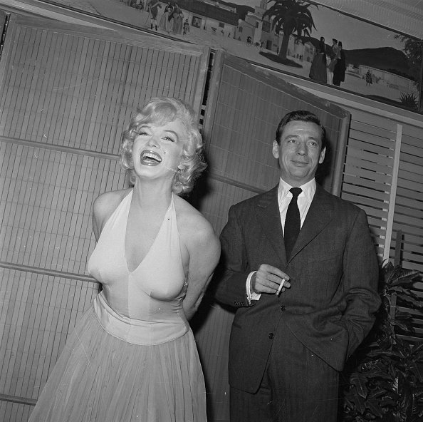 L'actrice Marilyn Monroe bouillonne de glamour lors d'un cocktail pour son nouveau film "Let's Make Love". | Photo : Getty Images