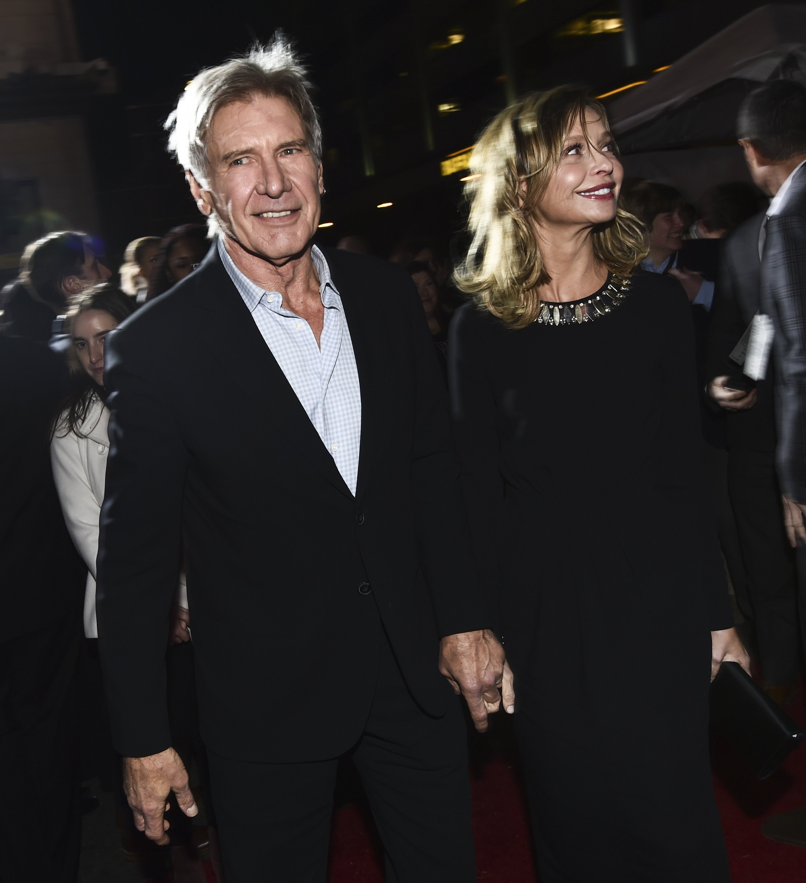 Harrison Ford und Calista Flockhart bei der Filmpremiere von "Star Wars: The Force Awakens" in Los Angeles, Amerika am 14. Dezember 2015 | Quelle: Getty Images
